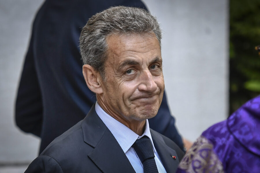 Om de mol te vinden die Sarkozy en Herzog heeft ingelicht over het feit dat hun
telefoon afgetapt werd, hebben ze de grote middelen ingezet en heel wat
gerenommeerde advocaten – waaronder de nieuwe minister van Justitie Eric
Dupond-Moretti, die not amused is – bespioneerd via de facturen van hun
telefoonrekeningen.