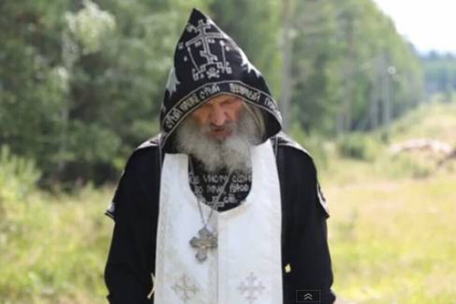 De Russisch-orthodoxe priester Sergij heeft op 16 juni samen met een honderdtal
aanhangers het kloostercomplex Sredneoeralsk bezet.
