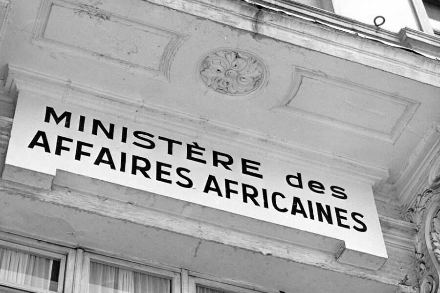 Vanaf 1960 heette het ministerie van Koloniën het Ministerie van Afrikaanse
Zaken. Oude wijn in nieuwe zakken. Misschien moeten de partijen die de minister
leverden ook eens in eigen boezem kijken?