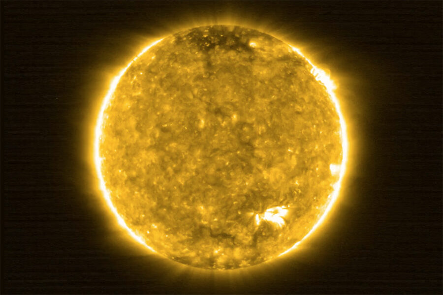 De ruimtesonde Solar Orbiter is halfweg aarde en zon. De Belgische Extreme
Ultraviolet Imager (EUI) ruimtetelescoop werkt. Nooit tevoren zag men beelden in
hoge resolutie van zo dicht bij de zon.