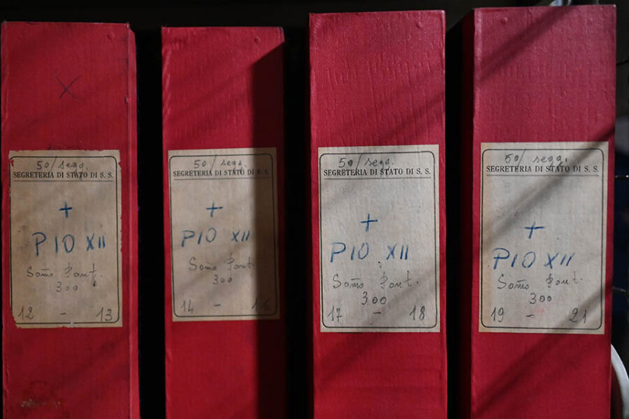 Heel recent werd in de geheime Vaticaanse archieven de periode van paus Pius XII
vroegtijdig voor onderzoek geopend. Het zou over niet minder dan twintig miljoen
documenten gaan. Het zal jaren vergen om deze verder te bestuderen.