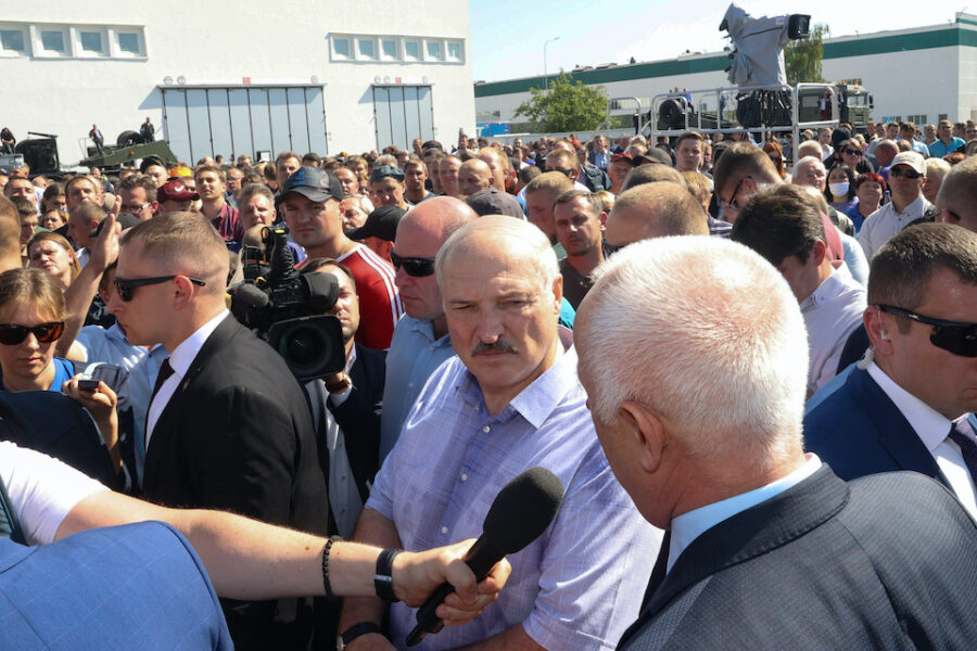 Loekasjenko omringd door stakende arbeiders van een tractorfabriek in Minsk
(MZKT), 19 augustus 2020.