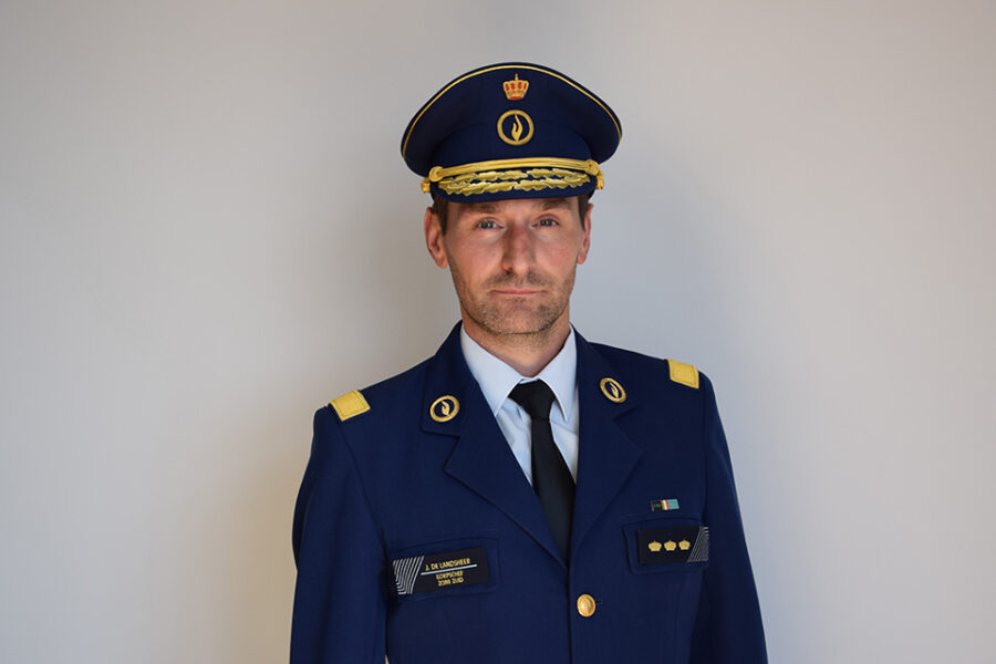Kersvers korpschef van Brussel-Zuid Jurgen De Landsheer wil snelrecht binnen de
48 uur. Hij wil meer blauw op straat en pleit voor het oprichten van Lokale
Integrale Veiligheidsantennes.