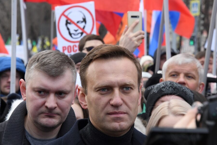 Russisch oppositieleider Aleksej Navalny ligt in coma, na mogelijk vergiftigd te
zijn.