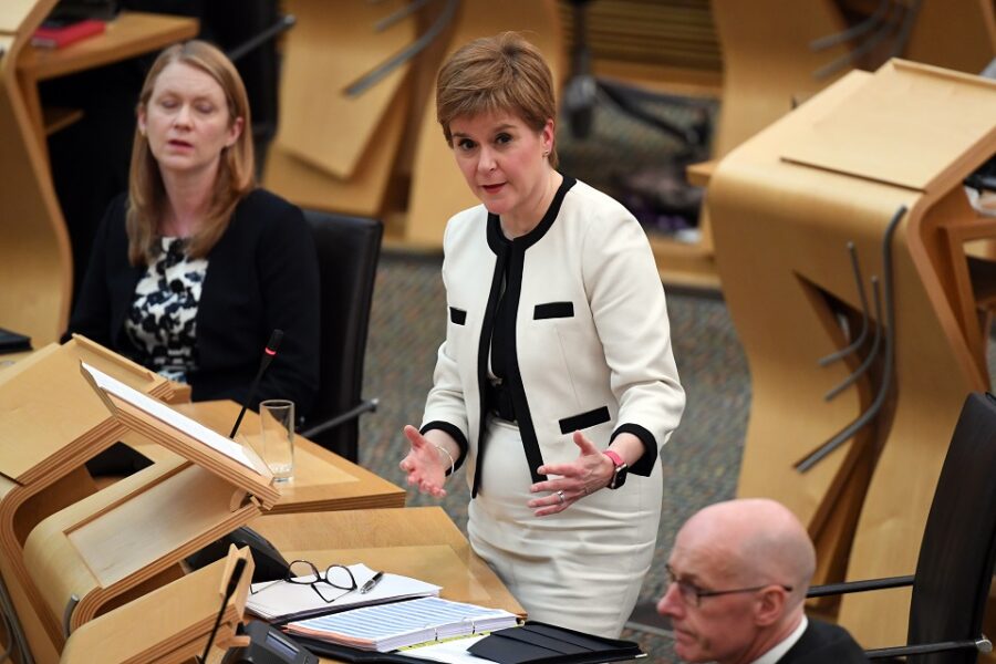 In het Schotse Parlement doet First Minister Nicola Sturgeon haar plannen uit de
doeken voor een tweede onafhankelijkheidsreferendum.