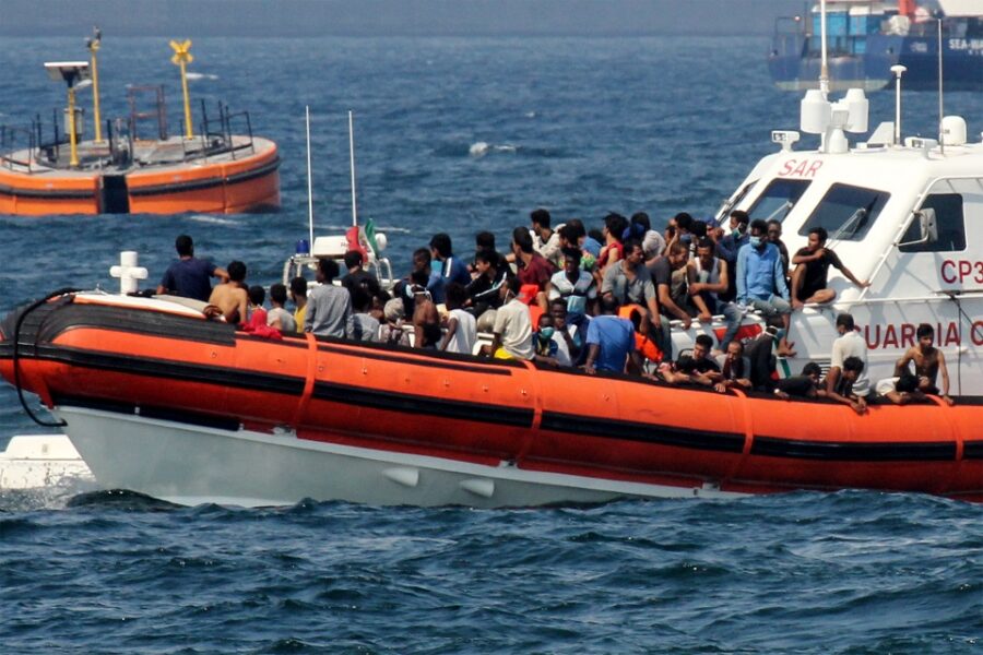 Een patrouilleboot van de Italiaanse kustwacht brengt migranten naar de haven
van Palermo in Sicilië. 17 September 2020.