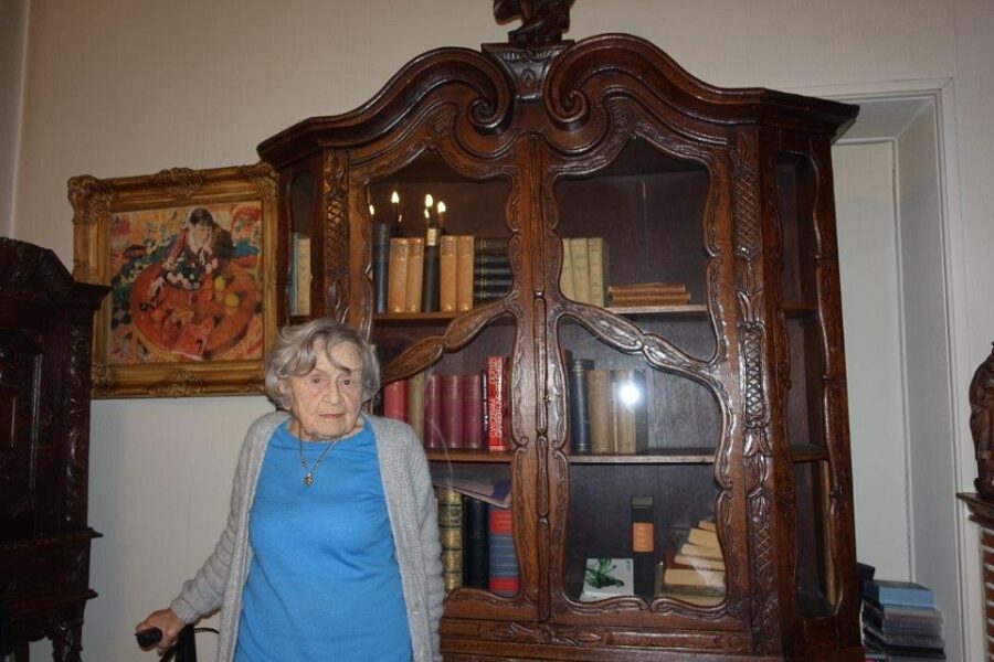 Mevrouw Margret Zerfass bij de boekenkast met de collectie Esberg.