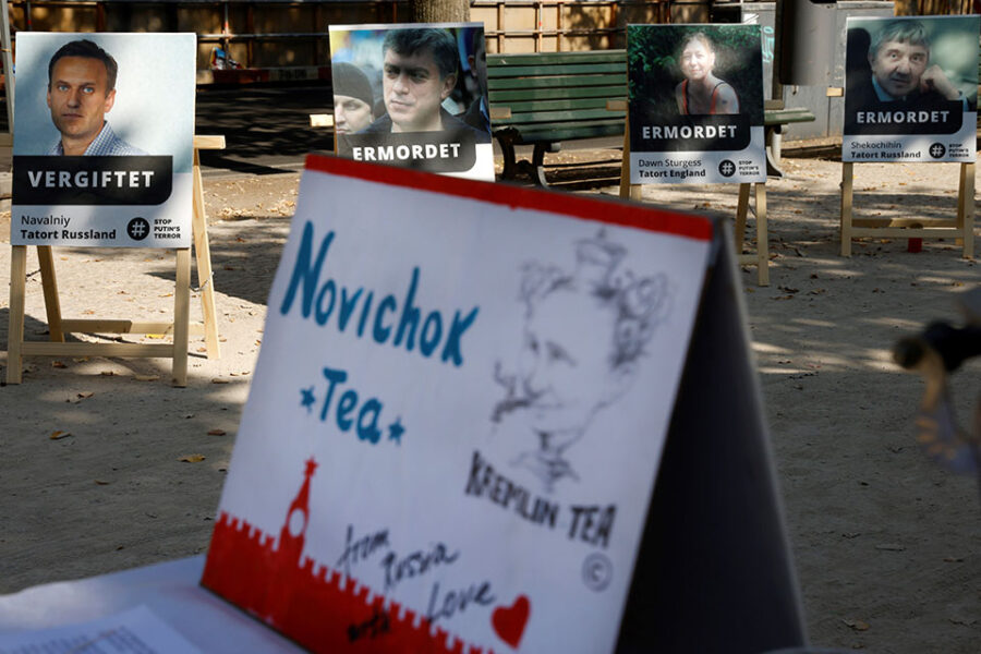 Lange tijd werd aangenomen dat Navalny vergiftigd werd met novitsjok op een
kopje thee. Die onwaarschijnlijke hypothese werd nu vervangen door die over de
flesjes water.