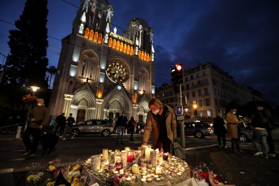Frankrijk gaat gebukt onder een golf van terroristisch geweld. Maar dat het te
wijten is aan ‘lone wolves’ is een fabeltje.