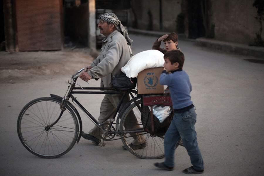 Na negen jaar (burger)oorlog is Syrië er erg aan toe. Nu dreigt ook nog een ware
hongersnood in het land. Volgens het United Nations World Food Programme (WFP)
leven 9,3 miljoen Syriërs in voedselonzekerheid. Zowat de helft van de
bevolking. Dat zijn er 1,4 miljoen meer dan een half jaar geleden.