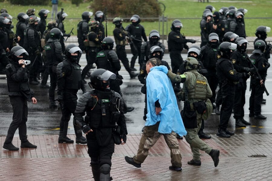 De Wit-Russische oproerpolitie treedt hardhandig op tegen de voortdurende
protesten tegen het regime van Lukasjenko