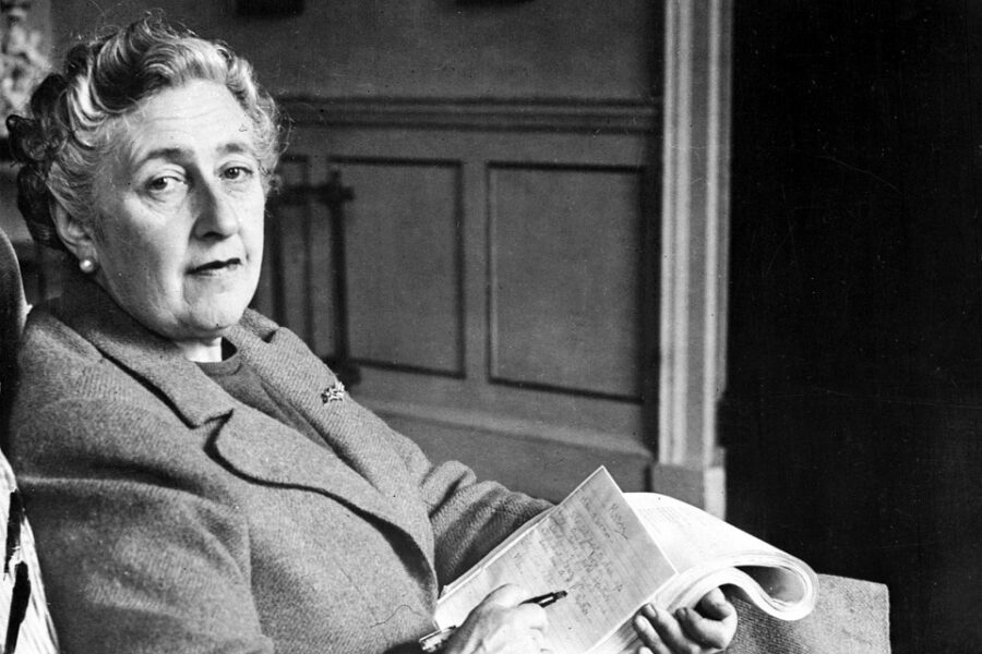Agatha Christie, de ‘Queen of Crime’, creëerde een wereld waarin het aangenaam
vertoeven is. Ware het niet voor de moordlustige inwoners…