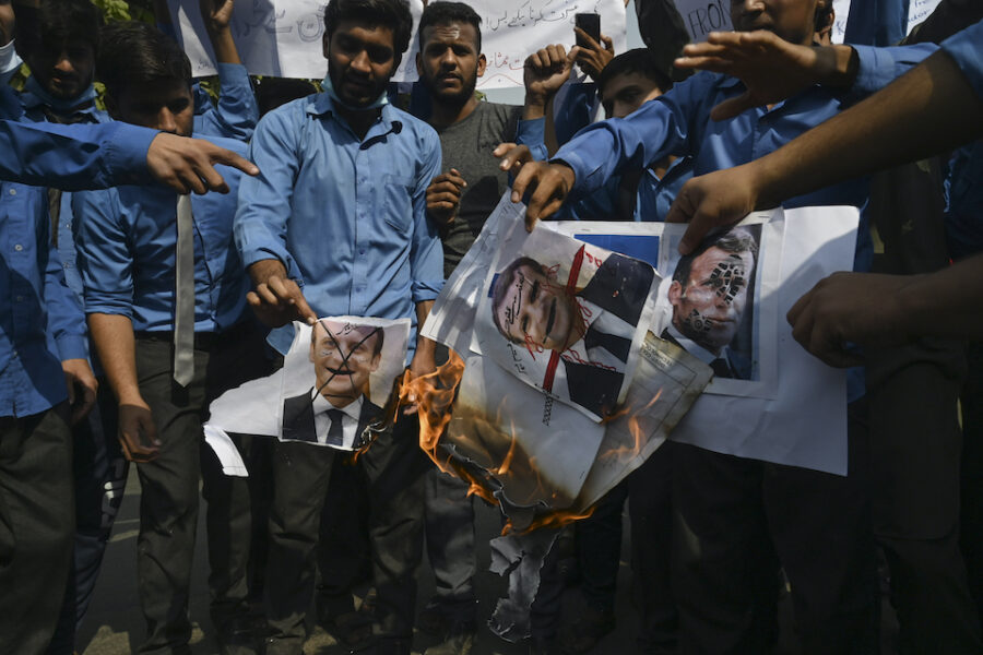 Moslims verbranden portretten van Emmanuel Macron in Lahore, Pakistan, 6
november 2020.