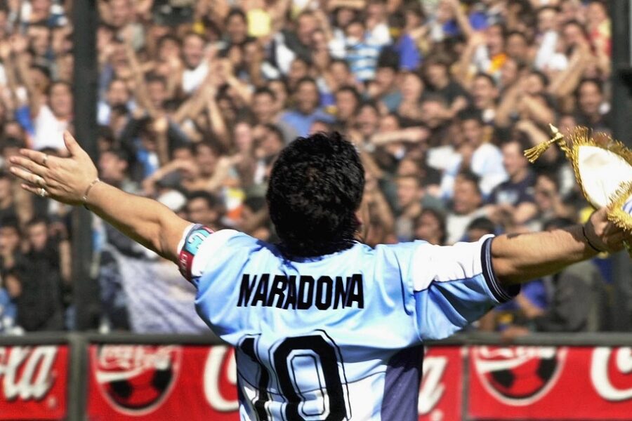De bewondering voor Diego Maradona was haast religieus. Nu heeft hij echt het
eeuwige leven.
