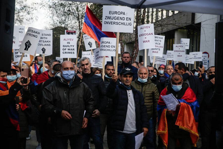Op de foto een betoging voor Armenië en tegen de oorlog in Artsach. De hele
moslimwereld blijft echter Siberisch bij tranerige Armeense pleidooien over een
‘nieuwe episode in de Turkse genocide’ en juicht de overwinning van de Azeri’s
toe.