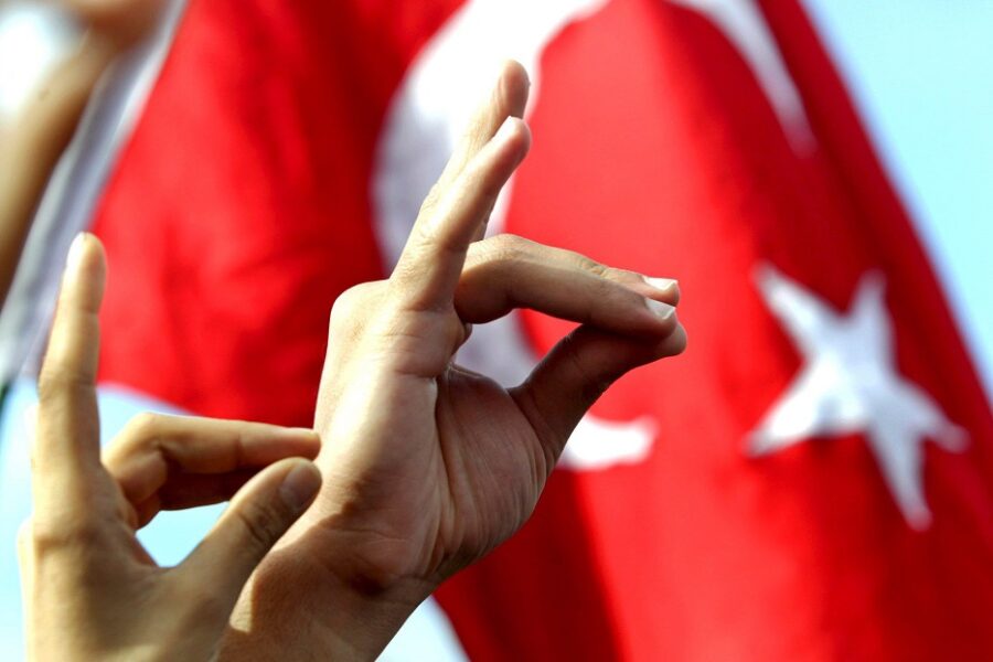 Het gebaar van de Grijze Wolven, de ultranationalistische panturkische militante
organisatie die door Frankrijk verboden werd.