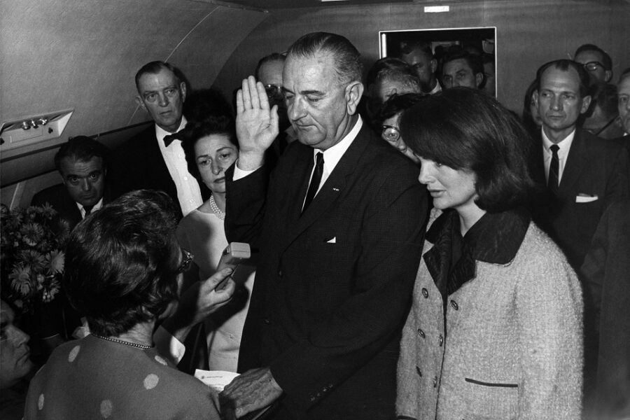 Lyndon B. Johnson legt de eed af in Air Force One, twee uur nadat zijn
voorganger Kennedy werd doodgeschoten. Naast hem Kennedy’s weduwe Jackie. Maar
zou Johnson hier ooit gestaan hebben zonder verkiezingsfraude?