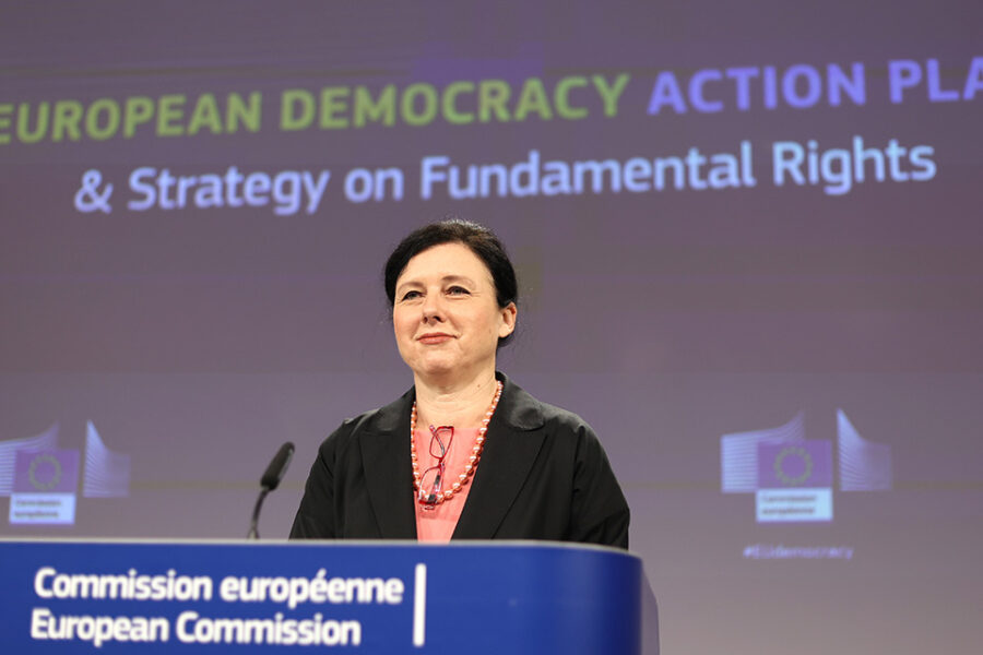 Eurocommissaris Věra Jourová verklaarde dat de EU veel geld gaat toestoppen aan
civil society organisations (cso’s) die zich met onder meer discriminatie en
mensenrechten bezighouden.