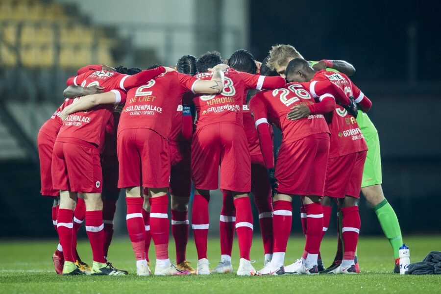 De spelers van Royal Antwerp FC bereiden zich – nogal innig – voor op de match
tegen Waasland-Beveren op 20 december