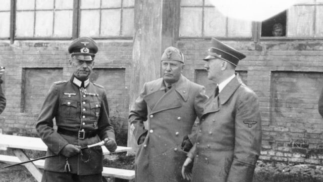Von Rundstedt (links) met Mussolini en Hitler.