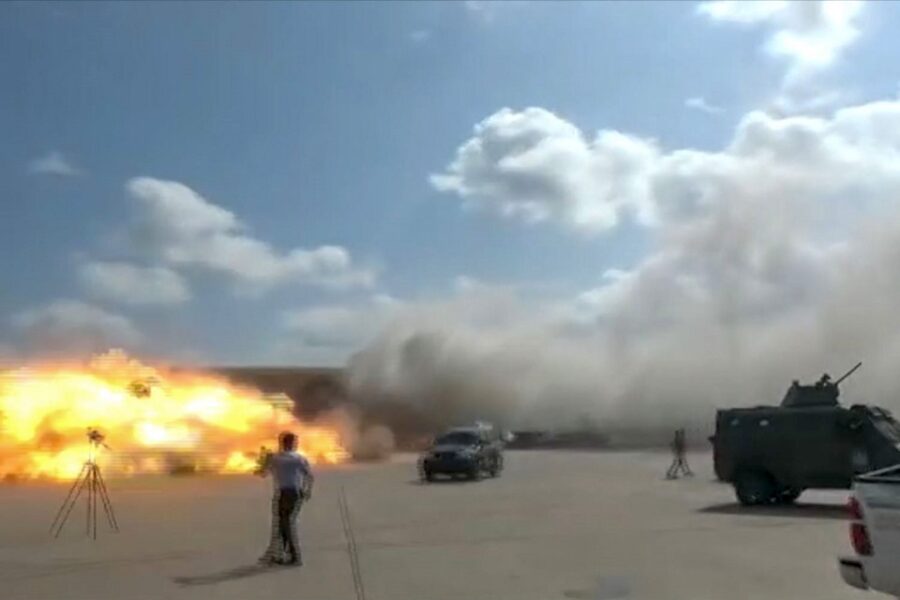 Beelden van de aanslag op vliegveld in Aden.