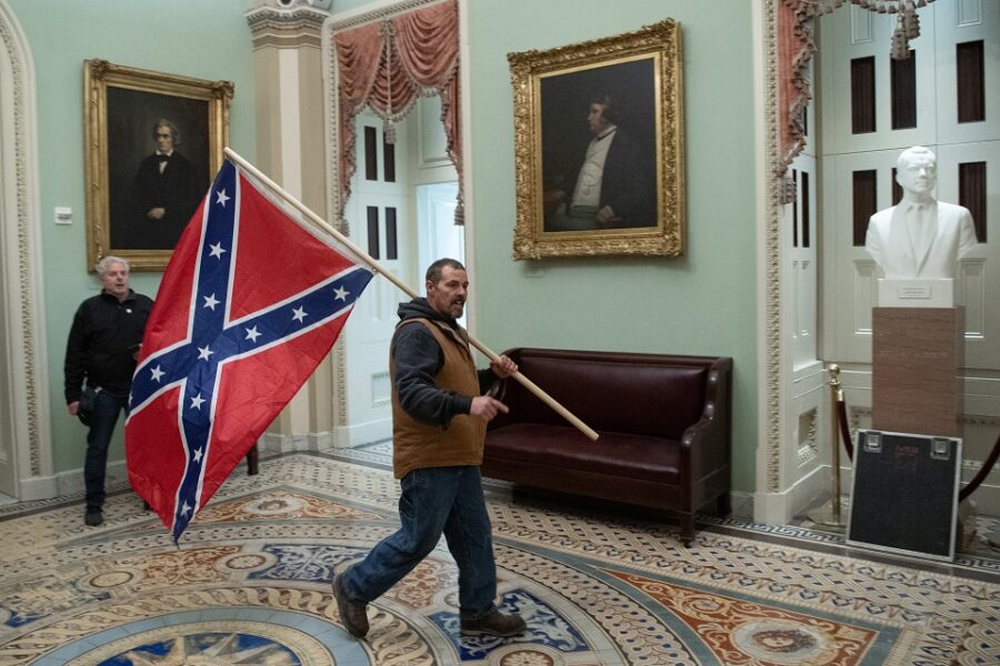 De opstandelingen die het Capitool binnendrongen droegen onder andere vlaggen
van de Geconfedereerde Staten van Amerika, die zich tijdens de Amerikaanse
Burgeroorlog afscheidden van de VS. Is secessie het antwoord op de verdeeldheid
van de VS?