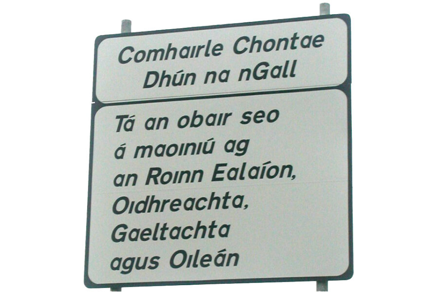 In verspreide landelijke gebieden, “gaeltachtai” genoemd, is de communicatietaal
Iers.