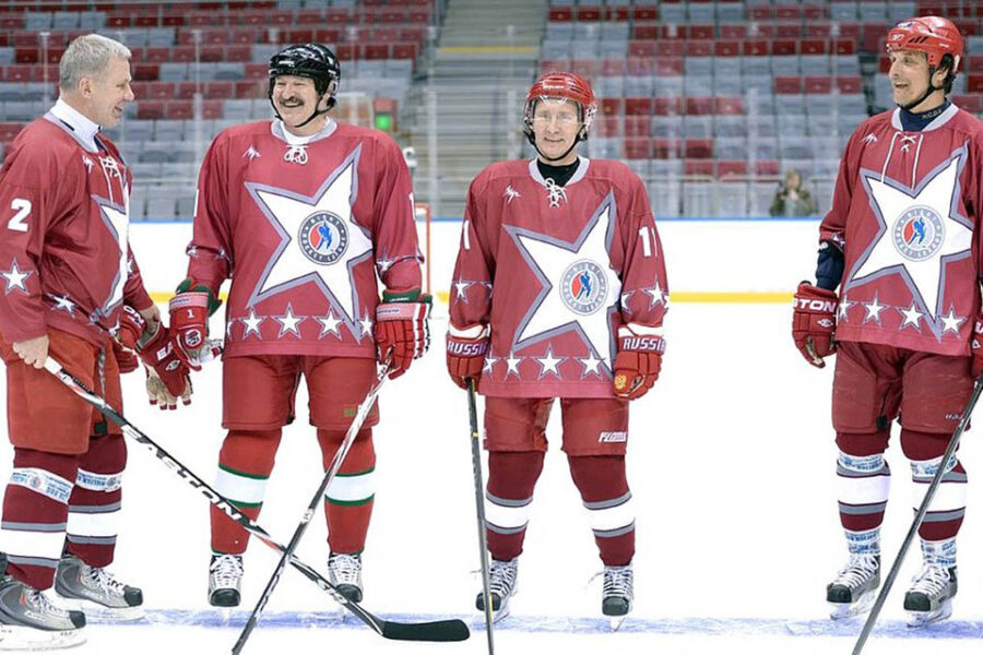 Ook Loekasjenko en Poetin zijn fervente ijshockeyfans. Omwille van
mensenrechtenschendingen in Wit-Rusland zal het WK 2021 echter toch niet in
Wit-Rusland doorgaan, maar volledig in Letland.
