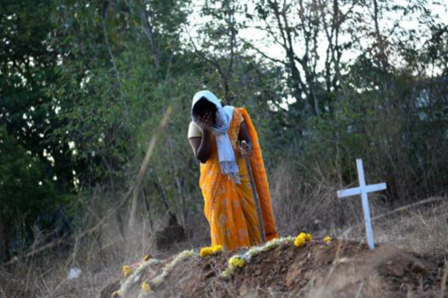 Een vrouw uit India staat bij het graf van haar man, vermoord nadat hij zich
bekeerde tot christen.