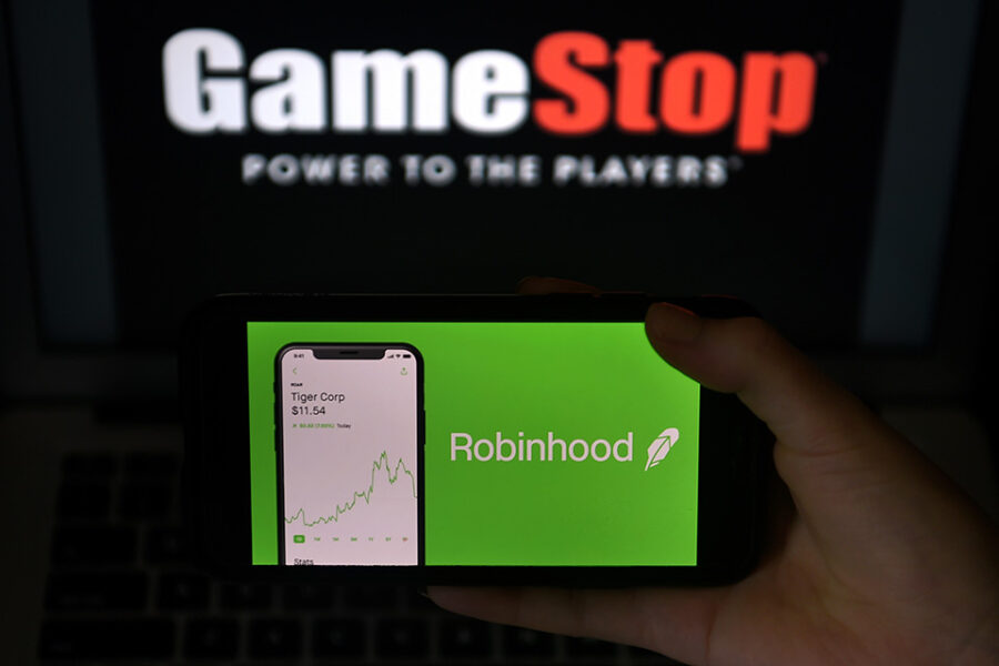 Robinhood besloot maandag om het kopen van aandelen van GME en andere bedrijven
die mee betrokken waren in de shortsqueeze, onmogelijk te maken voor zijn
gebruikers.