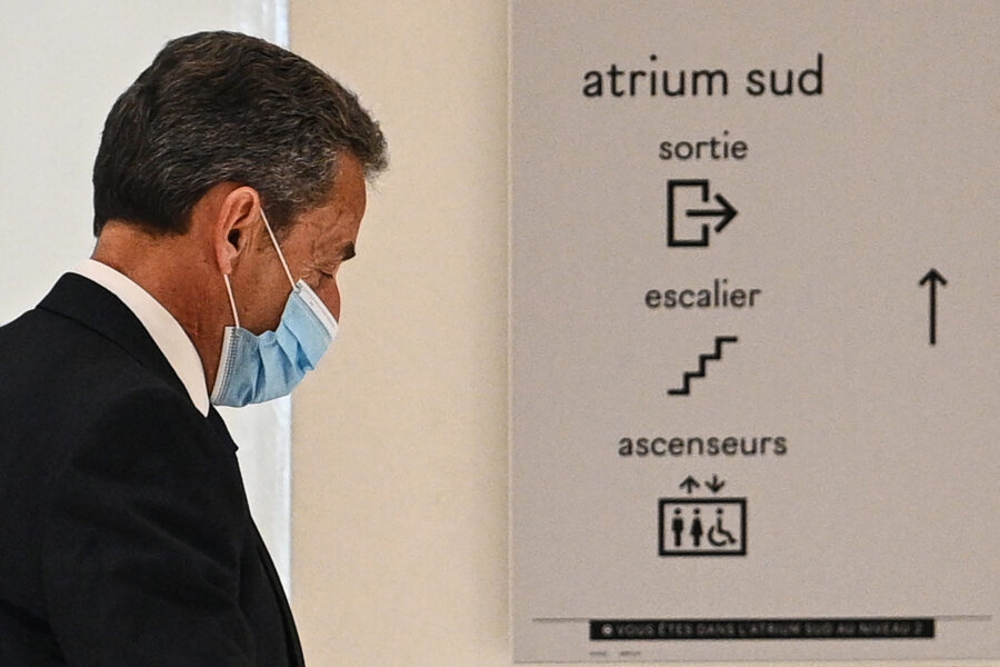 Nicolas Sarkozy werd veroordeeld tot 3 jaar cel waarvan 1 effectief voor
corruptie.