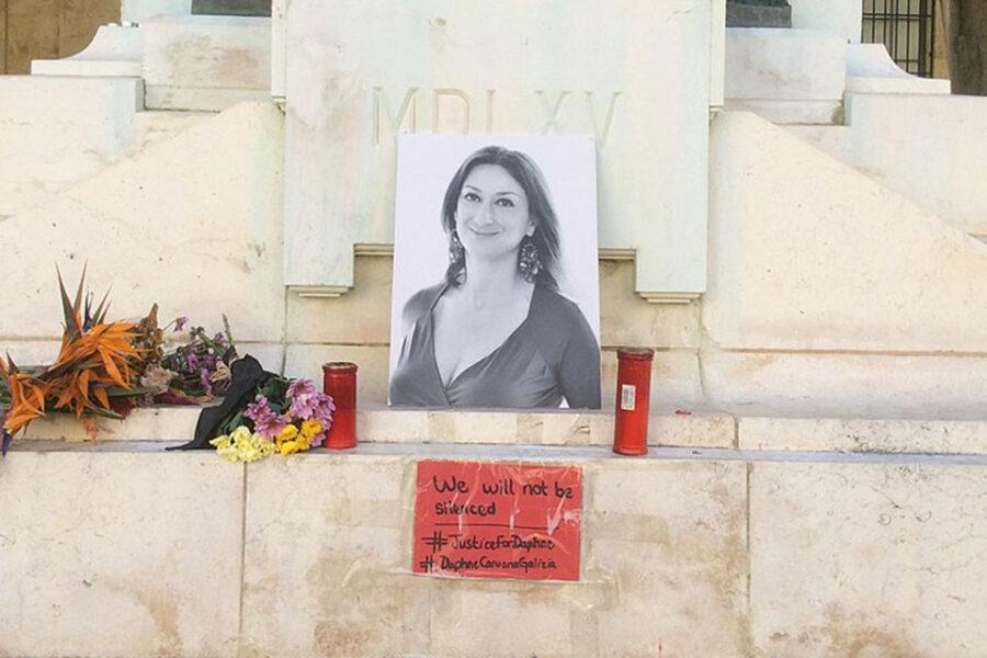 Daphne Caruana Galizia werd in 2017 vermoord omdat ze de alomtegenwoordige
corruptie in Malta aan de kaak stelde. Sindsdien komt schandaal na schandaal aan
het licht, en rollen er koppen.