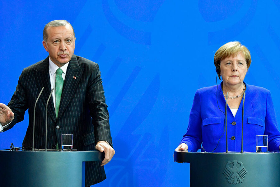 Erdoğan trekt Turkije, dat al jaren met een golf van zogenaamde femicide kampt,
terug uit de Istanboelconventie. Daarmee kan hij vooral Angela Merkel en
Emmanuel Macron belachelijk maken. Erdoğan weet immers maar al te goed dat hij
vanuit Europa niks te vrezen heeft.