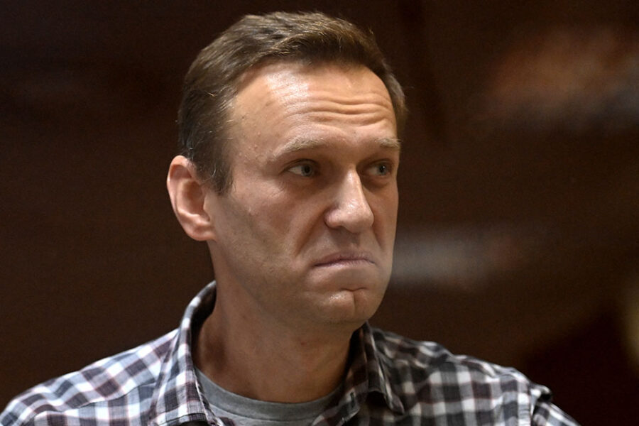 Terwijl Navalny in het ziekenhuis van een strafkamp ligt, wordt zijn beweging de
kop ingedrukt.