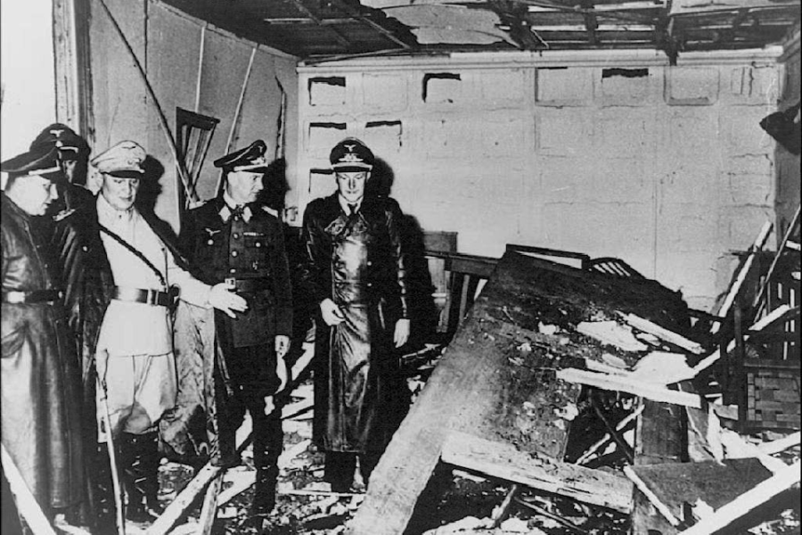 Nazi-topman Herman Goering overschouwt de schade die de bomaanslag van 20 juli
1944 aanbracht op het Führerhoofdkwartier Wolfsschans in het huidige Polen.