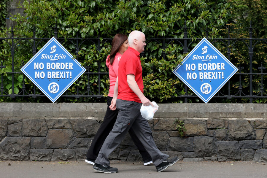 Kiezers op weg naar een stembureau bij de Europese verkiezingen van 2018. Sinn
Féin is tegen een ‘harde grens’ binnen Ierland.