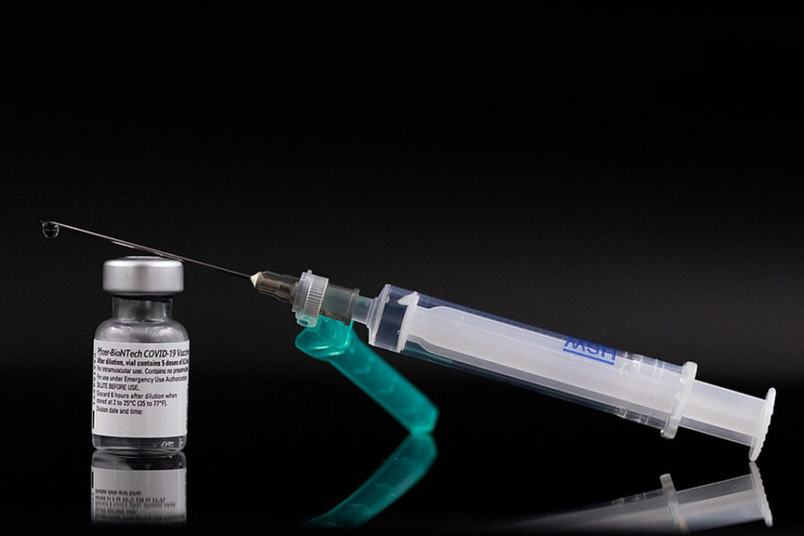 Jan Eyckmans: ‘We hebben de ambassade intussen laten weten dat we geen bezwaar
hebben tegen hun plannen om hun lokaal personeel mee te vaccineren.’