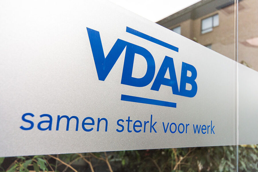 Vlaams Minister Crevits heeft opdracht gegeven aan VDAB om ook de vele
tijdelijke (corona)werklozen aan te moedigen tot bij- of herscholing. 