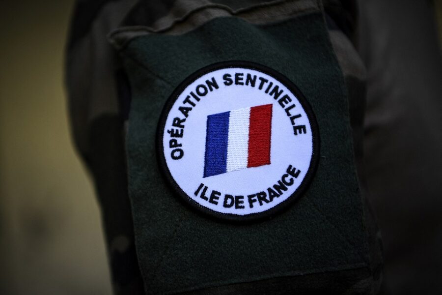 Actieve Franse militairen waarschuwen Macron dat het voortbestaan van Frankrijk
op het spel staat.