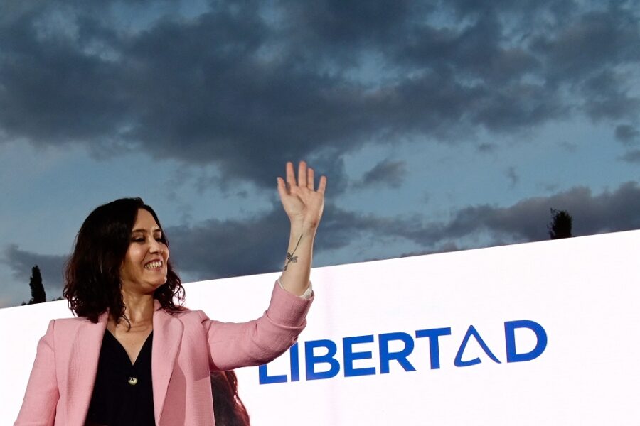 De PP van Isabel Diaz Ayuso stevent af op een klinkende overwinning in Madrid,
met dank aan haar flexibele coronabeleid. Voor de Madrileense horeca is Diaz
Ayuso de nieuwe patroonheilige.