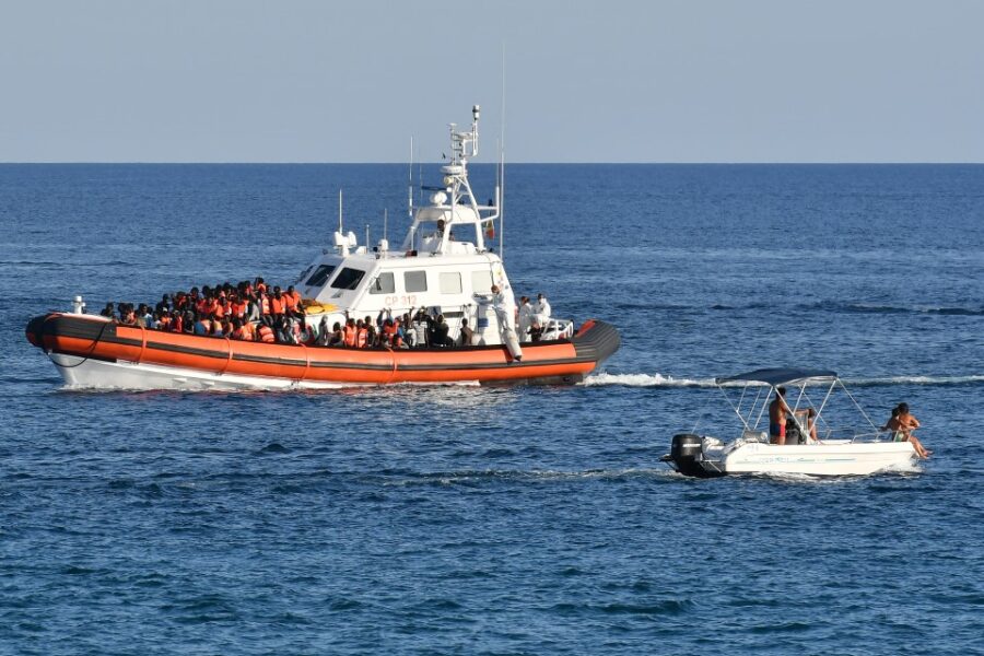 Bootvluchtelingen worden door de Italiaanse kustwacht opgepikt en naar Italië
gebracht.