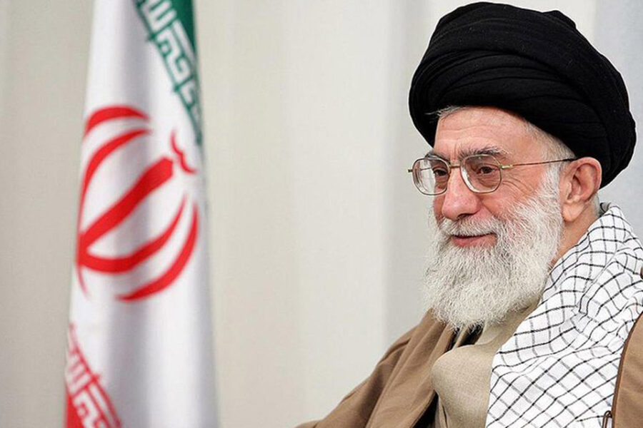 De VS en de EU proberen net voor de verkiezingen in Iran Khamenei te paaien met
het opheffen van sancties. Maar dat helpt hem net uit zijn benarde positie en
kan enkel maar tot meer geweld en bloedvergieten leiden, binnen én buiten Iran.