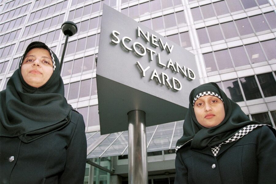 In Londen mogen politie-agenten al twintig jaar een hoofddoek dragen (foto uit
2001). Tijd voor een volwassen maatschappelijk debat over de plaats van religie
in onze samenleving.
