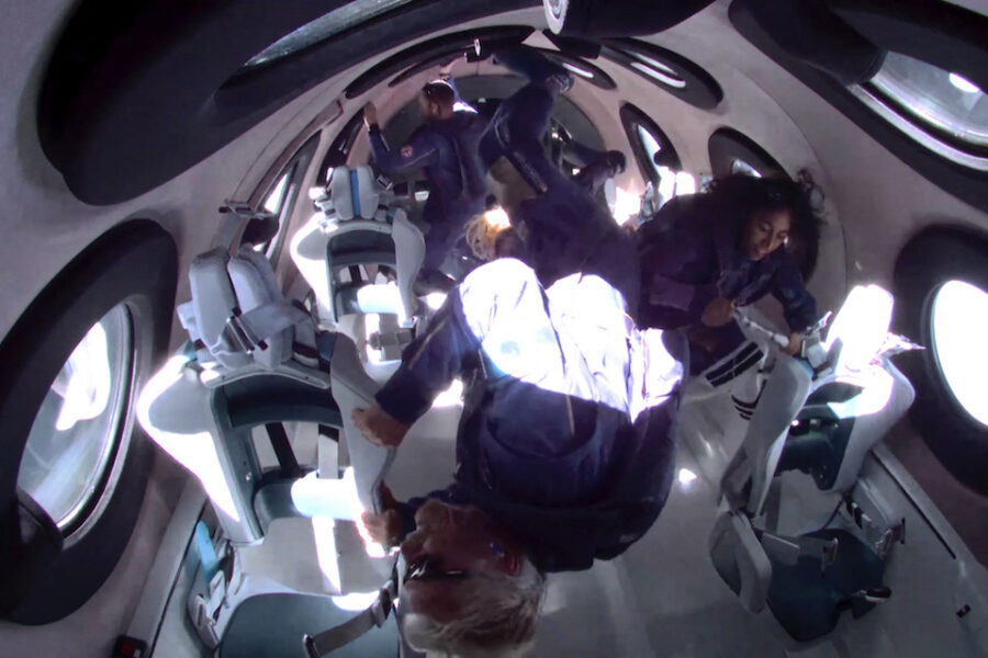 Richard Branson en zijn ploeg amuseren zich tijdens een korte fase van
gewichtloosheid aan boord van hun Virgin Galactic ruimtetuig.
