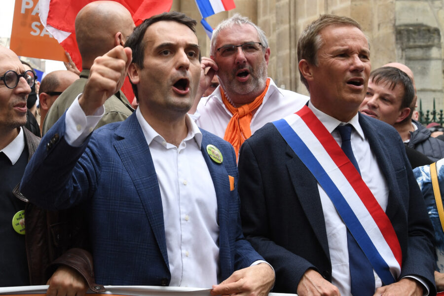 Florian Phlippot naast Nicolas Dupont-Aignan op de betoging zaterdag tegen de
nieuwe coronamaatregelen van president Macron