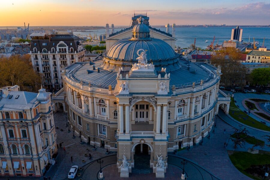 De opera van Odessa met op de achtergrond de Zwarte Zee