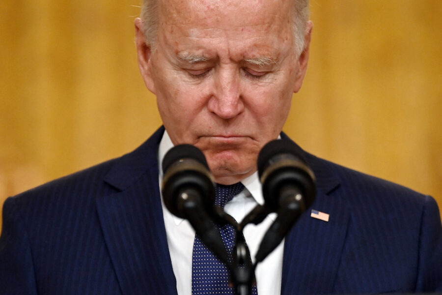 Biden krijgt het moeilijk tijdens persconferentie over de bomaanslag op
luchthaven van Kaboel waarbij 13 Amerikanen het leven lieten.