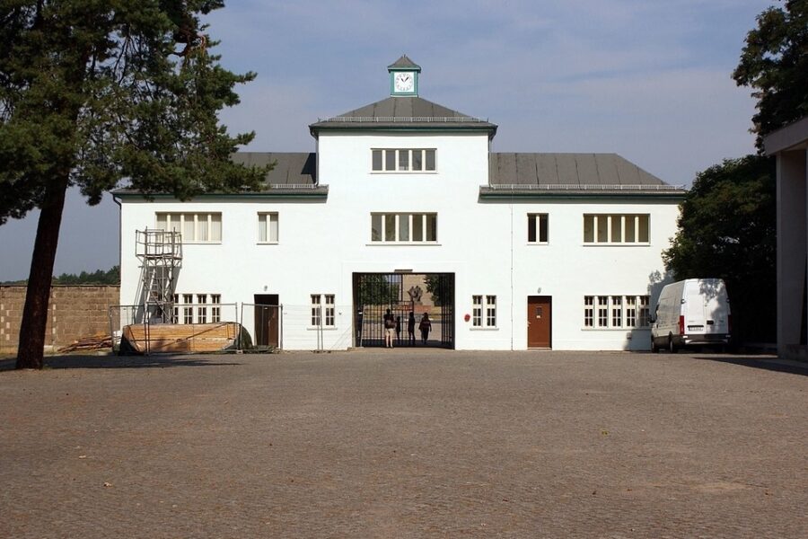De toegangspoort naar het voormalig concentratiekamp Sachsenhausen.