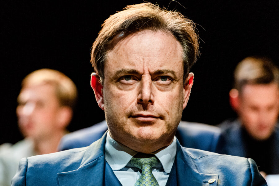 Begint De Wever te geloven dat een meer revolutionaire aanpak nodig is om dit
land te hervormen?