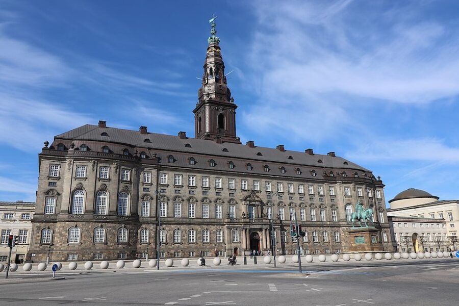 Christiansborg, waar het Deense parlement gehuisvest is.